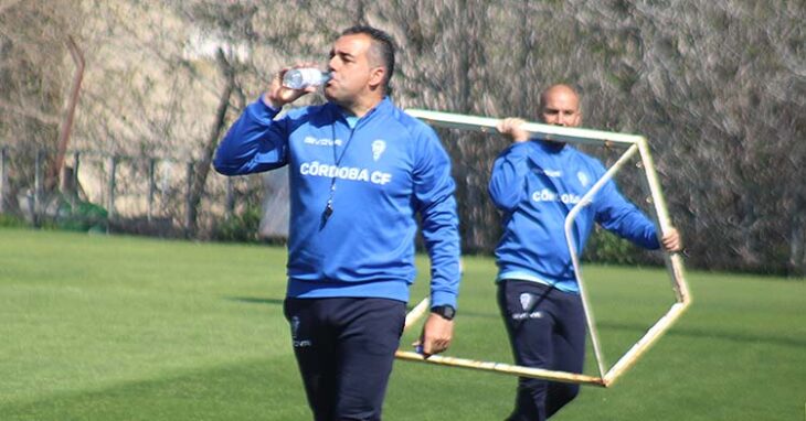 Germán Crespo se toma un trago de agua en el último entrenamiento de la semana.