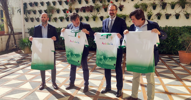 Javier González Calvo entre Eduardo Lucena y delegado del gobierno de la Junta en Córdoba, Adolfo Molina.
