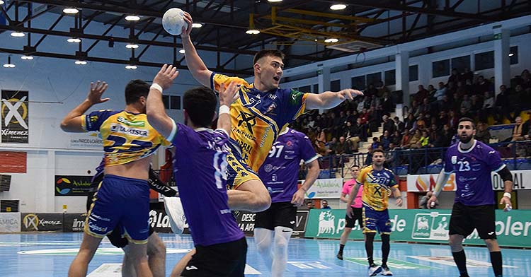 Andy Buzle elevándose sobre la defensa del BM Guadalajara.