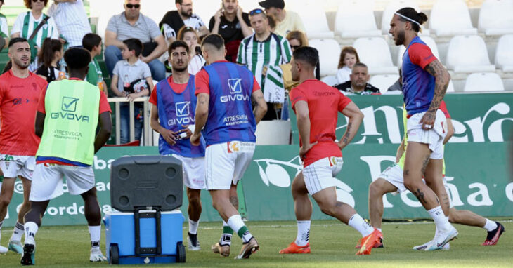 Gudelj en el calentamiento previo junto a sus compañeros.