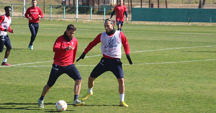 Gudelj, listo para reaparecer, cerrando a Canario en banda.
