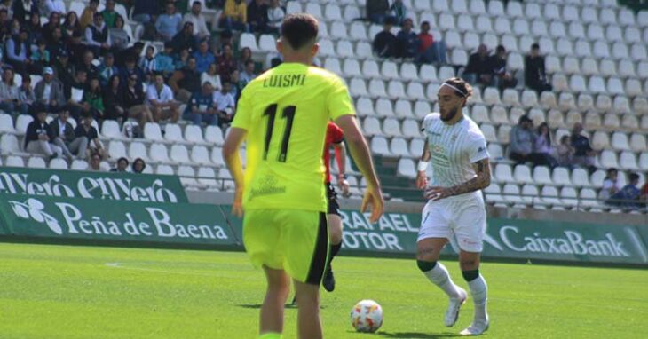 Dragisa Gudelj saliendo con el balón jugado desde la defensa.