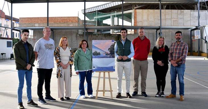La alcaldesa de Palma del Río, Esperanza Caro de la Barrera, y el concejal de deportes, José María Parra, presentado uno de los proyectos de mejora de las instalaciones deportivas de la localidad.