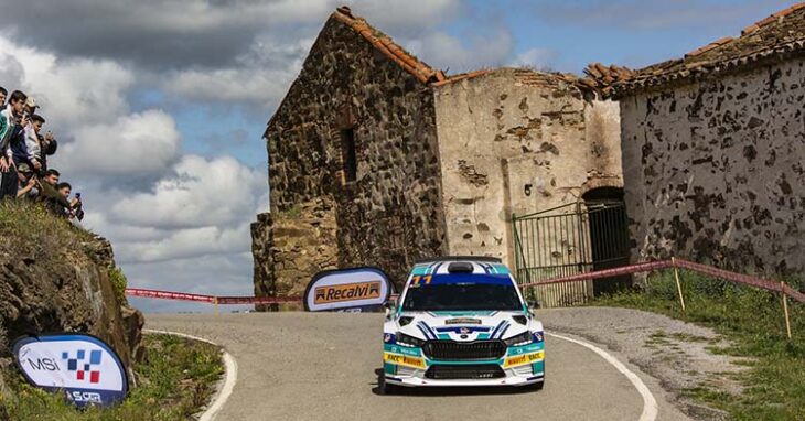 Jan Solans conduciendo su skoda con maestría.