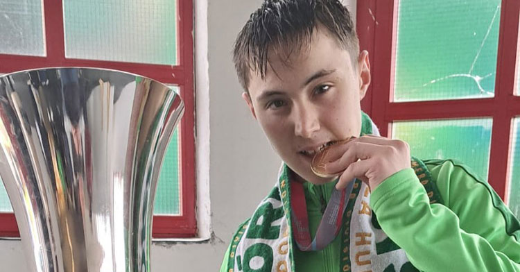 Jorge Santiago con su medalla y la Copa. Foto: Córdoba Futsal