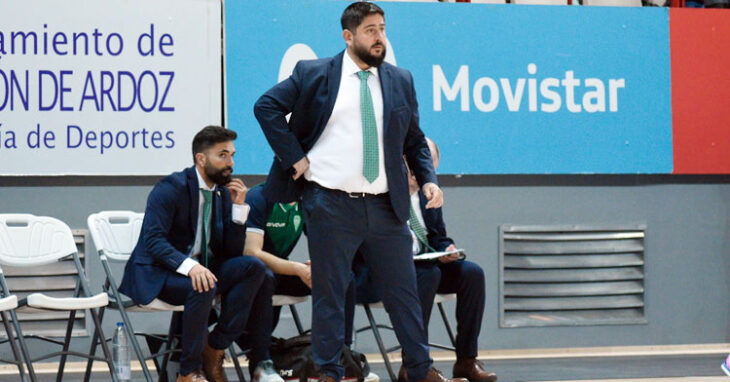 Josan González en el área técnica del Pabellón Jorge Garbajosa. Foto; Movistar Inter