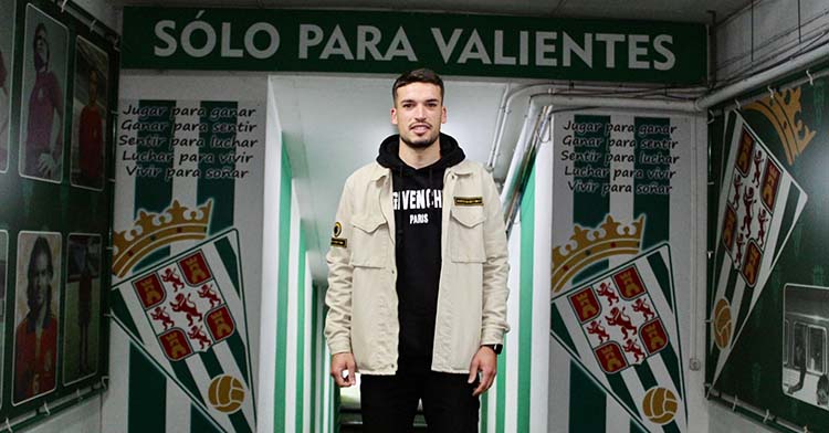 José Alonso posando en la bocana de vestuarios de El Arcángel.