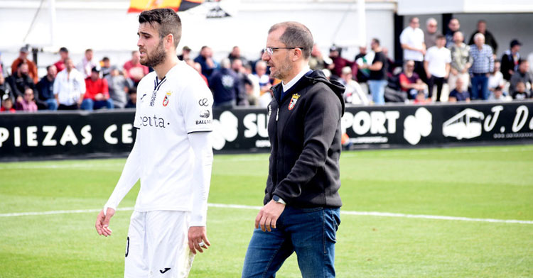 José Juan Romero junto a Danese, que será baja en El Arcángel. Foto: CeutaTV.com