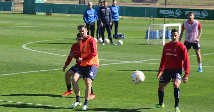 Juan Villar tocando el balón ante Caballero.