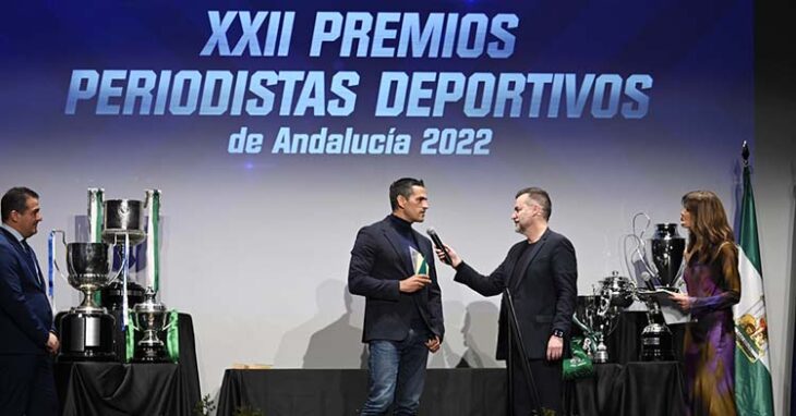 Juanito recibiendo un premio en la XXII Gala de los Periodistas Deportivos de Andalucía.