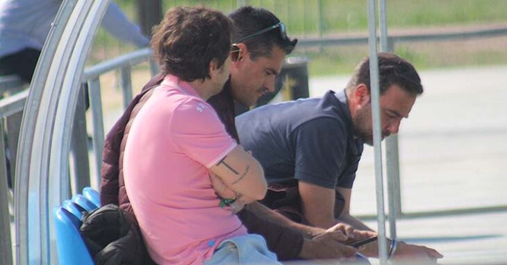 Juanito y Raúl Cámara son conscientes de la estrategia del agente de Carlos Puga tras no responder a su nueva propuesta de renovación.