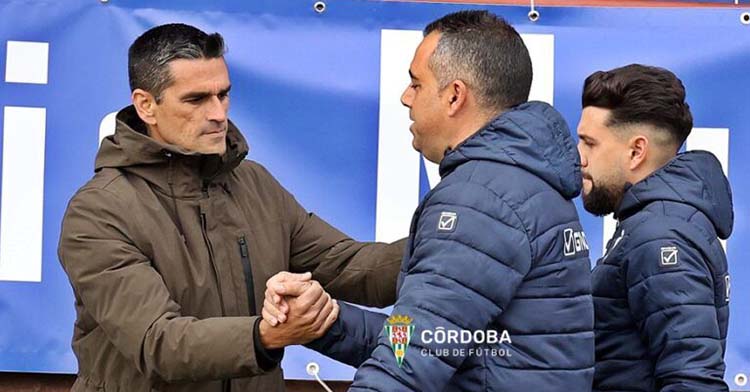 Juanito dando ánimos a Germán Crespo y su segundo antes del comienzo del partido en Talavera.