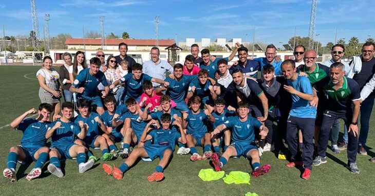 Los juveniles del Córdoba CF celebrando su ascenso a División de Honor en Lebrija.