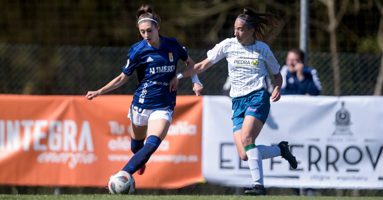 Lobo encima a una rival ovetense. Foto: Real Oviedo Femenino