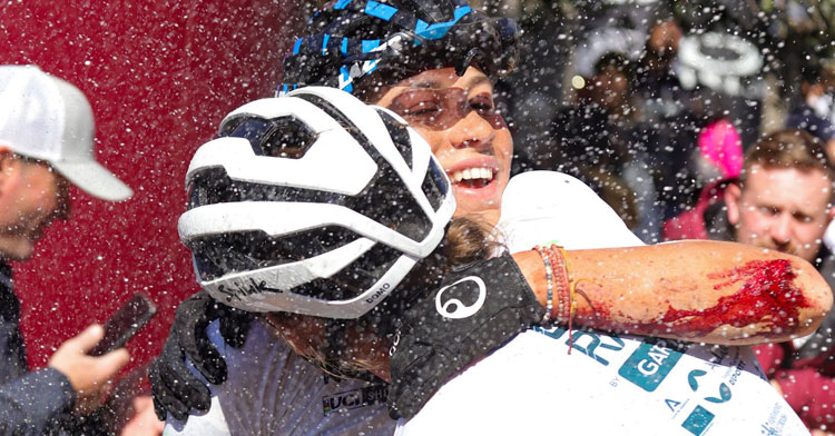 La alegría de Luetzelschwab y Sosna tras acabar la última etapa. Foto: Andalucía Bike Race