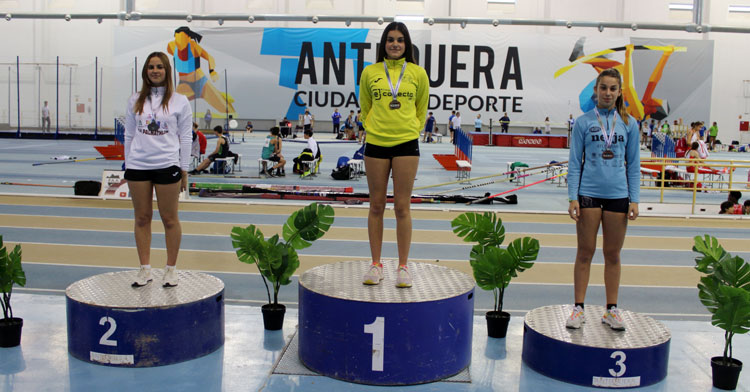 Lydia Estévez en lo más alto del podio, con Lidia Mohedo en segunda posición. Foto: CA Palmathlon