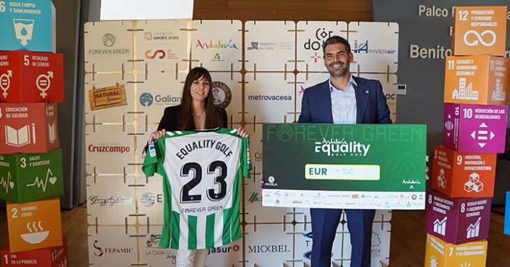 La directora del circuito, Margarita Pérez-Calderón, junto al gerente de la Fundación Real Betis, Rafael Muela.