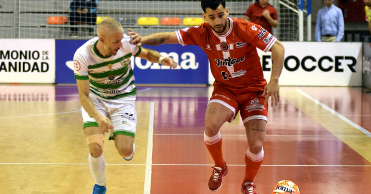 Miguelín marca a un rival en el Palacio de los Deportes. Foto: Jimbee Cartagena