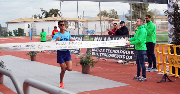 Mohamed Lansi entrando vencedor en Lucena. Foto: Lucena.es