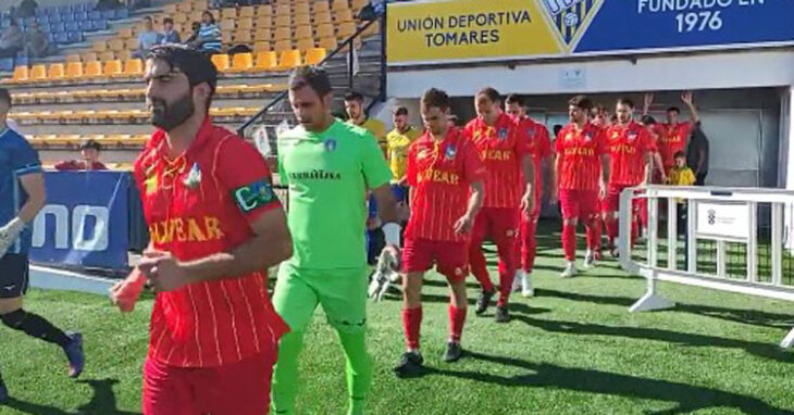 El Montilla, inusualmente de rojo, saltando al campo del Tomares. Imagen: Montilla CF