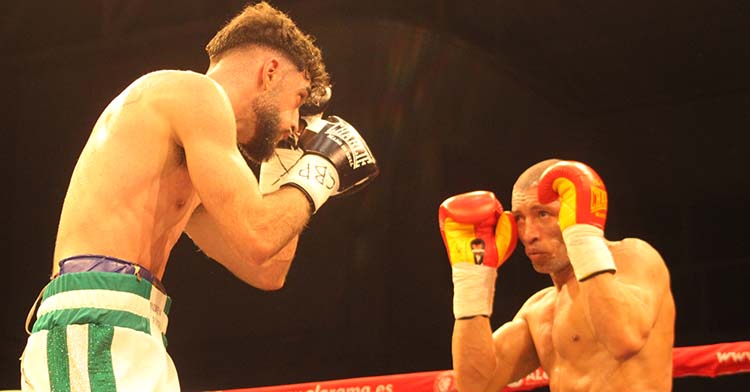 José Luis Navarro Jr 'El Cazador' en un lance del su combate de febrero en Vista Alegre ante Rony Landaeta.