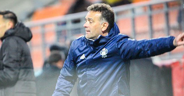 Pedro Díaz dando órdenes desde su banquillo. Foto: CF Talavera