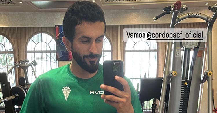 El príncipe Shaikh Nasser bin Hamad Al Khalifa y su mensaje de ánimo enfundado con la camiseta cordobesista.