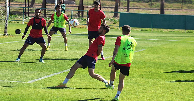 Carlos Puga despejando el balón durante un entrenamiento de la semana.