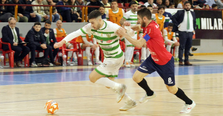 Saura trata de escabullirse de su marcador en el partido ante Osasuna Magna. Foto: Córdoba Futsal