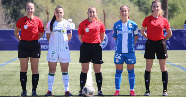 La colegiada Coral Couso Cuadrado con sus compañeras del trío arbitral y las capitanas del Córdoba Femenino y el Deportivo de La Coruña. Foto: CCF