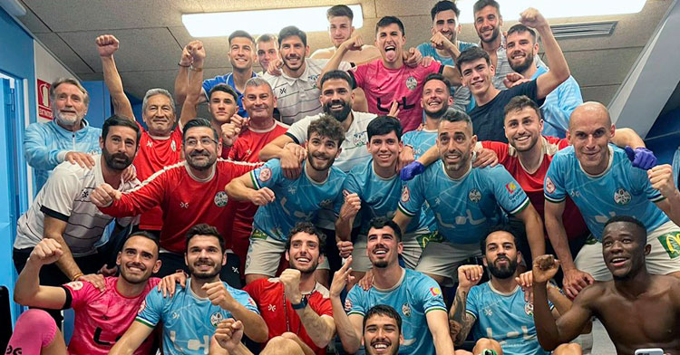 Los celestes, desatados tras un triunfo tan trabajado. Foto: Ciudad de Lucena