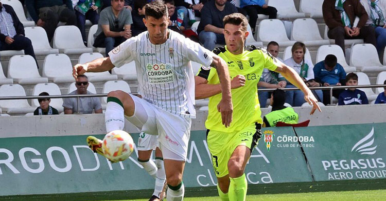 Willy controla el balón en presencia de un rival. Foto: CCF