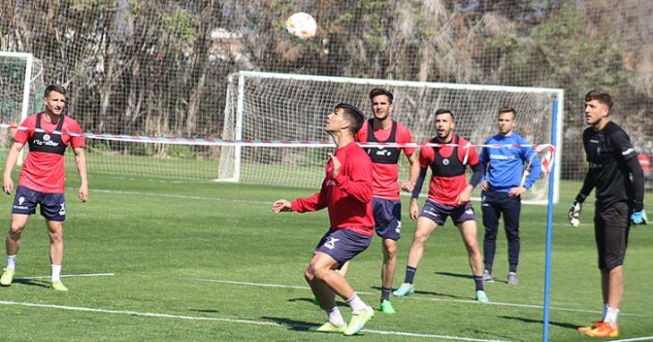 En el alero. Willy mira la caída del balón con un recuperado Ekaitz Jiménez a la izquierda y el salvador Carlos Marín a la derecha.