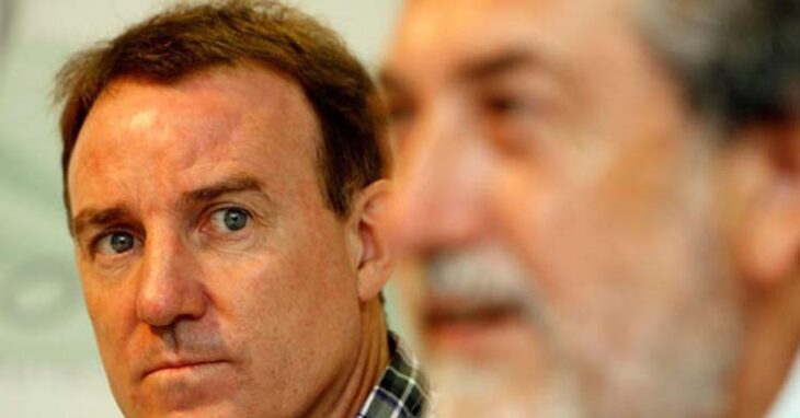 Javier Zubillaga mirando a José Miguel Salinas, el presidente del Córdoba hasta mayo de 2011, con el que no tuvo feeling en su temporada final.