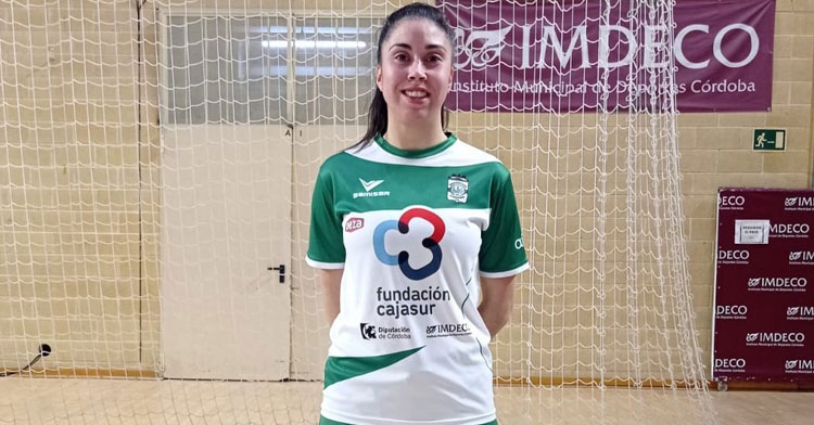Caro Arriaza posando el día de su debut como blanquiverde