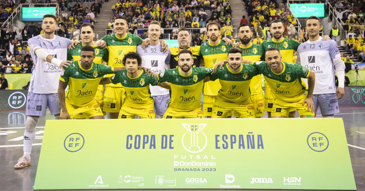 César Velasco junto a sus compañeros del Jaén Paraíso Interior. Foto: RFEF