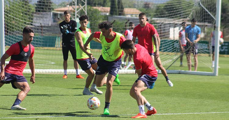 Juan Villar controla el balón ante Calderón, que podría reaparecer ante el Dépor.