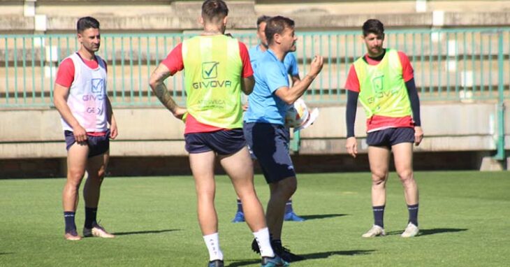 Kike Márquez, al fondo a la izquierda, atento a las instrucciones de Manuel Mosquera.