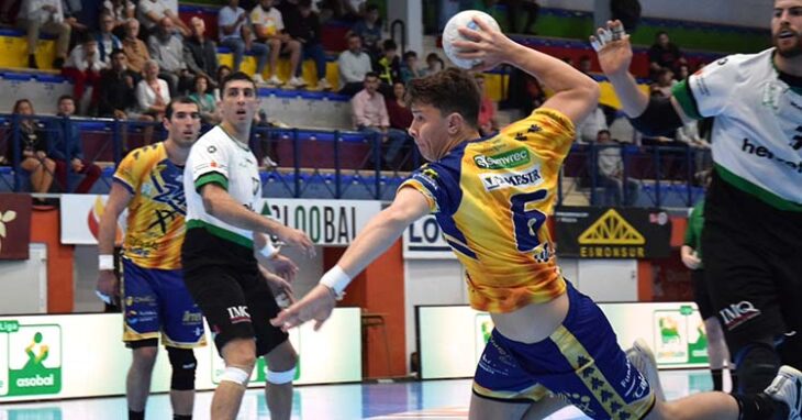 El argentino Tincho Jung penetrando en la defensa navarra.