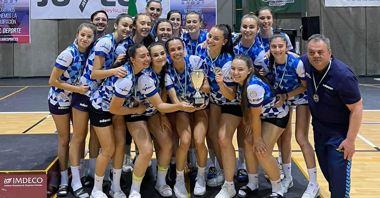 Las jugadoras de Adecor junto a su entrenador, David Molina