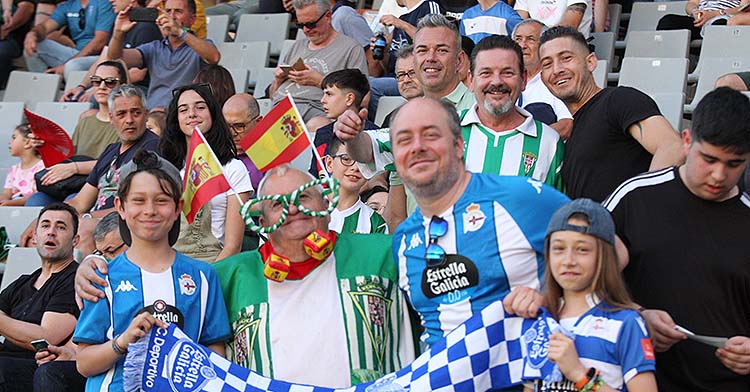 La afición deportivista junto a la blanquiverde en la tribuna de El Arcángel.