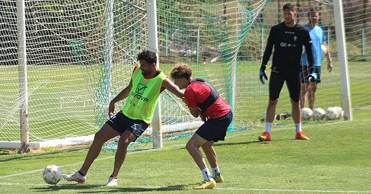 Alberto Jiménez protege el balón ante la llegada de Simo.
