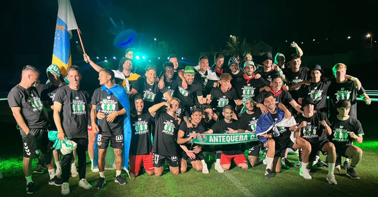 Los futbolistas del Antequera en la fiesta del ascenso en El Maulí. Foto: Onda Cero Antequera