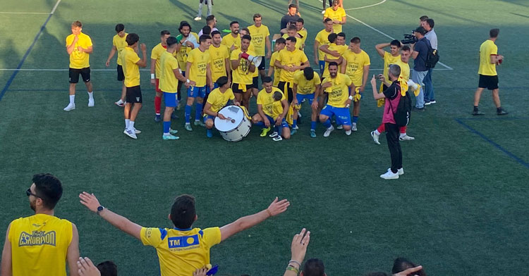 El Orihuela celebrando su ascenso en Silla. Foto: Diario de La Vega