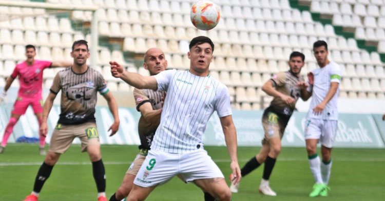 Joaquín y Javi Hervás pelean por una pelota en el Córdoba-Ciudad de Lucena del pasado mes de enero. Foto: CCF