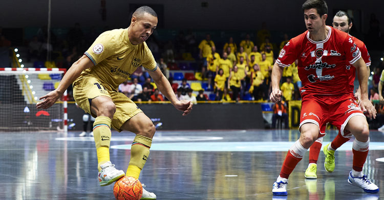 Bebé tapa a Ferrao en la final de la Copa del Rey. Foto: RFEF
