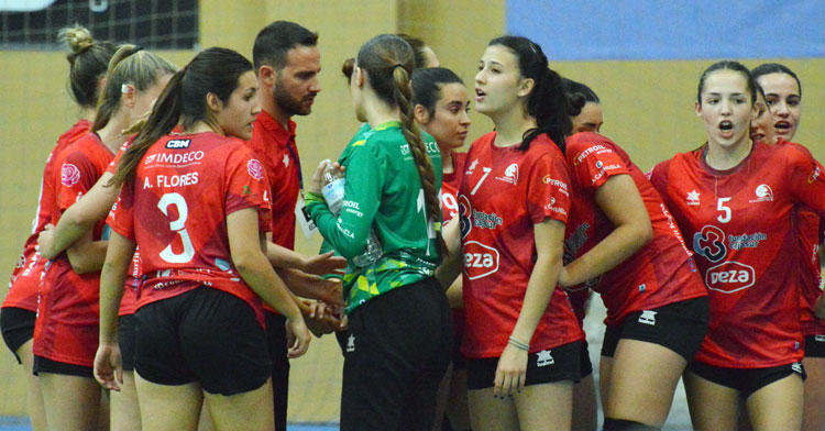 Benito Puerto rodeado de sus jugadoras en un tiempo muerto. Foto: CBM