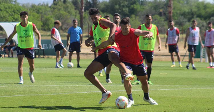 Antonio Caballero disputando un balón a Alberto Jiménez.