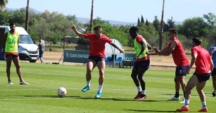 Casas controla el balón ante Diarra que será alta frente al Racing de Ferrol.