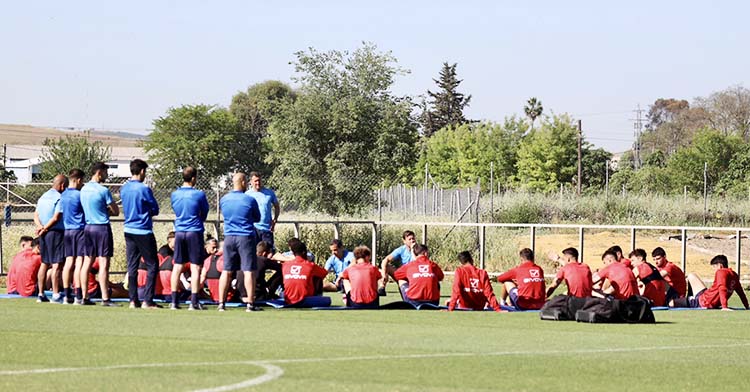 La charla de terapia de grupo en el Córdoba en en su vuelta a los entrenamientos.